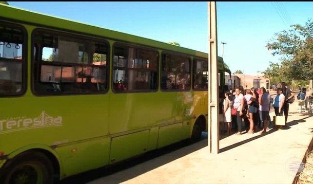 O prefeito Firmino Filho (PSDB) decretou, nesta segunda-feira (8), o aumento da passagem de ônibus em Teresina: a tarifa passou de R$ 3,30 para R$ 3,60 e a estudantil de R$ 1,05 para R$ 1,15; o aumento provocou protestos de trabalhadores e estudantes: de acordo com o diretório dos estudantes da Universidade Federal do Piauí, a Prefeitura não prestou informações sobre a arrecadação do sistema de transportes para justificar o reajuste das passagens