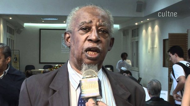 Morreu na noite de domingo (4), aos 76 anos, no Rio de Janeiro, o jornalista, advogado, militante do Movimento Negro e ex-deputado Carlos Alberto Caó de Oliveira; entre suas principais contribuições está a autoria da chamada Lei Caó, que transformou o preconceito de raça, cor, sexo e estado civil em contravenção penal, e a emenda constitucional que tornou o racismo crime inafiançável e imprescritível; nascido em 1941, em Salvador, Caó foi deputado federal pelo PDT por dois mandatos, entre 1983 e 1991