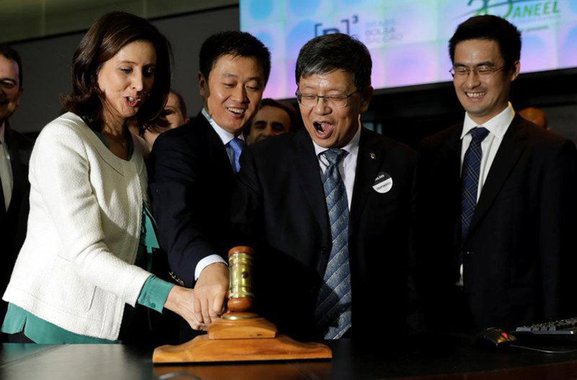 A China investiu US$ 20,9 bilhões no Brasil em 2017, maior valor desde 2010 uma vez que a recessão ajudou a reduzir os preços de ativos e atraiu investidores, de acordo com o Ministério do Planejamento brasileiro; os setores de energia, logística e agricultura atraíram o maior volume de capital chinês, incluindo investimentos nos campos de petróleo do pré-sal e o acordo de 2,25 bilhões de dólares da chinesa State Power Investment Corp para operar a usina hidrelétrica de São Simão