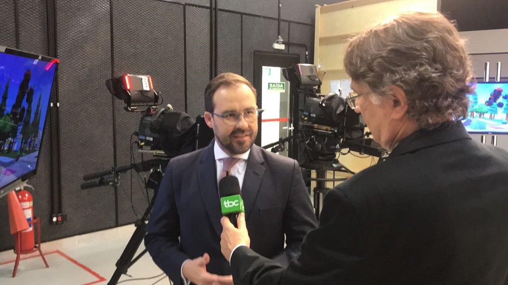 O presidente da OAB Goiás, Lúcio Flávio de Paiva, visitou na manhã desta terça-feira as instalações e estúdios da nova TBC; Lúcio conheceu os novos estúdios da emissora, ilhas de edição e a redação; o presidente da OAB elogiou as mudanças na TBC; "Fiquei agradavelmente surpreso. O níveo de profissionalismo, investimento e tecnologia é alto. Para uma televisão pública isso é algo impressionante e a gente como cidadão fica feliz porque há investimento na qualidade e o objetivo é usar a TBC como uma TV regional, que valorize as coisas e as pessoas de Goiás", afirmou Lúcio Flávio