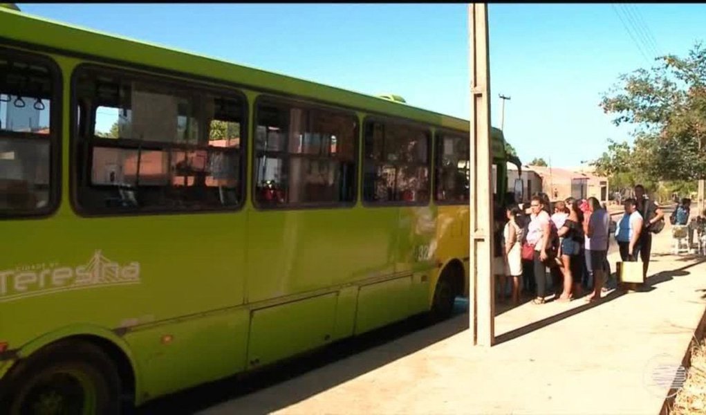 O prefeito Firmino Filho (PSDB) decretou, nesta segunda-feira (8), o aumento da passagem de ônibus em Teresina: a tarifa passou de R$ 3,30 para R$ 3,60 e a estudantil de R$ 1,05 para R$ 1,15; o aumento provocou protestos de trabalhadores e estudantes: de acordo com o diretório dos estudantes da Universidade Federal do Piauí, a Prefeitura não prestou informações sobre a arrecadação do sistema de transportes para justificar o reajuste das passagens