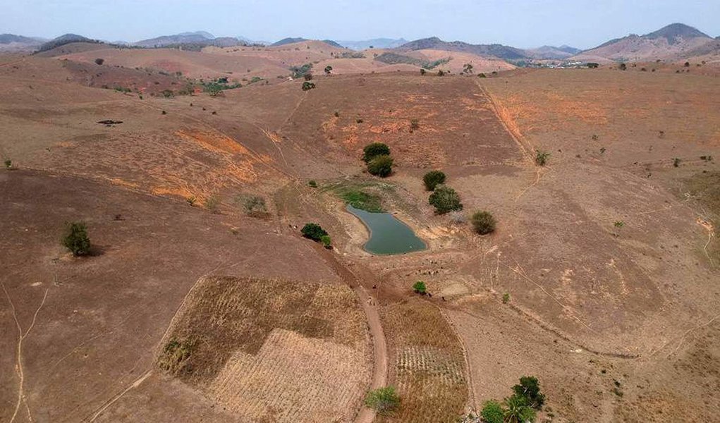 O governo do estado do Rio de Janeiro decretou situação de emergência nos municípios de Natividade, Itaperuna e São Francisco de Itabapoana pela estiagem registrada nos últimos meses; segundo o governo, as três cidades do norte fluminense já registram prejuízos na produção agrícola com a pouca ocorrência de chuvas. Em Natividade, produtores locais já teriam acumulado perdas de R$ 5 milhões