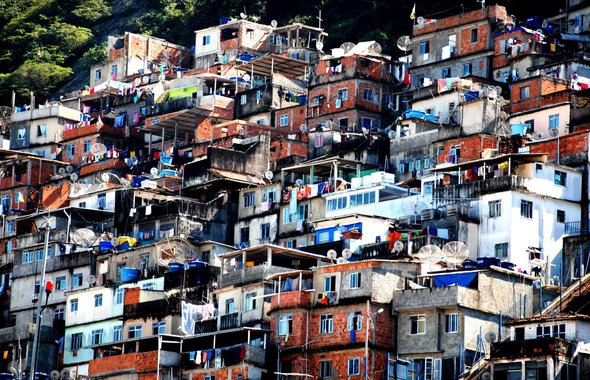 O morador da favela não quer apenas inclusão social, mas também segurança pública tanto quanto o morador do asfalto. Ele exige ser tratado como o cidadão do asfalto, com todos os direitos civis e humanos garantidos pela Constituição de 1988