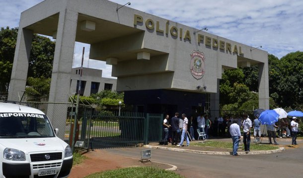 Polícia Federal, o Ministério Público Federal (MPF) e o Ministério da Transparência e Controladoria-Geral da União (CGU) deflagraram a Operação Curriculum, que investiga irregularidades na aplicação de recursos dos programas Universidade Aberta do Brasil e Plano Nacional de Formação de Professores da Educação Básica pela Universidade Estadual do Piauí; investigação aponta indícios de concessão indevida de bolsas a pessoas que não atendiam aos requisitos estabelecidos nos programas ou não desempenhavam as atividades