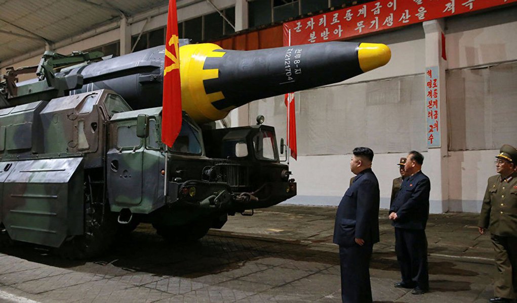 Coreia do Norte pode possuir cerca de 20 ogivas nucleares. Além disso, Pyongyang pode contar com material para a produção de mais 60 ogivas novas, informou a revista Bulletin of Atomic Scientists; "Com base em informações disponíveis, avaliamos com cuidado a quantidade de material radioativo que a Coreia do Norte pode ter produzido e concluimos: o país pode produzir entre 30 e 60 ogivas. E já deve ter construído entre 10 e 20. Ainda é possível que a Coreia do Norte possua ogivas para mísseis de menor alcance, tais como Nodon", informou o artigo