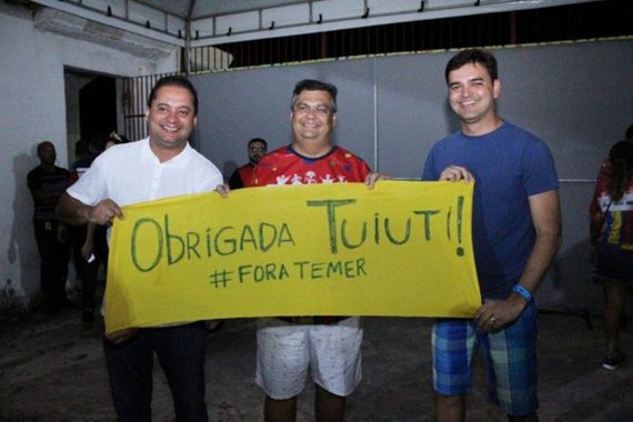 O governador do Maranhão Flávio Dino (PCdoB) saudou a escola Paraíso do Tuiuti com um cartaz e a foto viralizou nas redes sociais; no registro, Dino manda: “Obrigado Tuiuti! #ForaTemer”; o desfile da agremiação carioca ganhou notoriedade ao mostrar Michel Temer como um vampiro; com enredo sobre a história e as belezas do folclore e da cultura do Maranhão, a escola Unidos do Tatuapé foi a grande vencedora do carnaval de São Paulo 