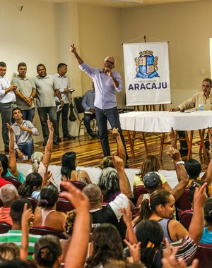 O prefeito de Aracaju, Edvaldo Nogueira (PCdoB), anunciou a segunda etapa das obras de urbanização do bairro 17 de Março, na noite desta quarta-feira (17), em reunião com os moradores locais; cerca de R$ 8 milhões serão revertidos em ações de drenagem e pavimentação, além de mais R$ 1,5 milhão para a recuperação dos blocos de apartamentos do bairro