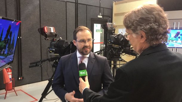 O presidente da OAB Goiás, Lúcio Flávio de Paiva, visitou na manhã desta terça-feira as instalações e estúdios da nova TBC; Lúcio conheceu os novos estúdios da emissora, ilhas de edição e a redação; o presidente da OAB elogiou as mudanças na TBC; "Fiquei agradavelmente surpreso. O níveo de profissionalismo, investimento e tecnologia é alto. Para uma televisão pública isso é algo impressionante e a gente como cidadão fica feliz porque há investimento na qualidade e o objetivo é usar a TBC como uma TV regional, que valorize as coisas e as pessoas de Goiás", afirmou Lúcio Flávio
