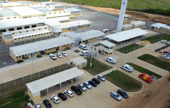 Após a divulgação de áudios nos quais detentos ameaçam promover uma chacina dentro do sistema prisional de Alagoas, o governo estadual vai pedir a transferência de presos para penitenciárias federais; de acordo com as gravações, várias mortes ocorridas no sistema prisional são atribuídas à guerra entre facções criminosas