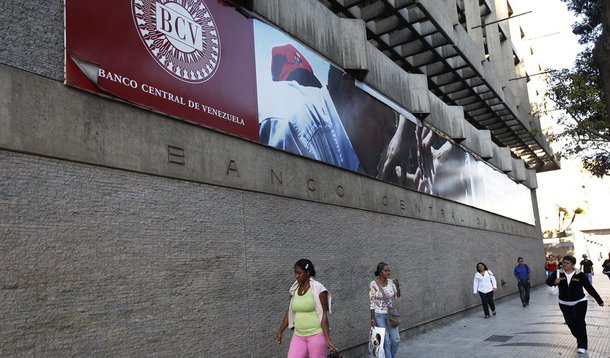 Ministério da Fazenda informou que o Banco Central da Venezuela (BCV) pagou ao Brasil o saldo devedor referente ao segundo quadrimestre de 2017, no âmbito do Convênio de Pagamentos e Créditos Recíprocos (CCR); dívida, de US$ 262,5 milhões, estava vencida desde setembro de 2017; valor é referente a débitos da Venezuela com empresas brasileiras, garantidos pelo Tesouro Nacional e já pagos às empresas