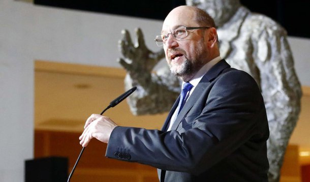 O líder do Partido Social-Democrata da Alemanha (SPD), Martin Schulz, renunciou na terça-feira, esperando encerrar a instabilidade que tem abalado a legenda de centro-esquerda desde que chegou a um acordo de coalizão com os conservadores da chanceler alemã, Angela Merkel; vice de Schulz, Olaf Scholz, prefeito de Hamburgo que deve se tornar ministro de Finanças no novo governo, disse que vai assumir como líder provisório do SPD e o partido confirmou que recomendou Andrea Nahles como sucessora de Schulz no longo prazo