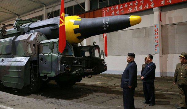 Coreia do Norte pode possuir cerca de 20 ogivas nucleares. Além disso, Pyongyang pode contar com material para a produção de mais 60 ogivas novas, informou a revista Bulletin of Atomic Scientists; "Com base em informações disponíveis, avaliamos com cuidado a quantidade de material radioativo que a Coreia do Norte pode ter produzido e concluimos: o país pode produzir entre 30 e 60 ogivas. E já deve ter construído entre 10 e 20. Ainda é possível que a Coreia do Norte possua ogivas para mísseis de menor alcance, tais como Nodon", informou o artigo