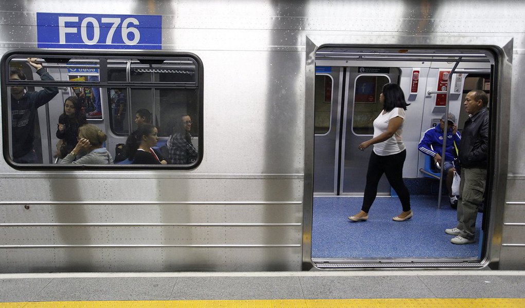 O Tribunal de Justiça de São Paulo suspendeu o leilão das linhas 5 Lilás e 17 Ouro do metrô da capital, agendado para esta sexta-feira (19); o juiz Adriano Marcos Laroca acatou pedido liminar impetrado pelo PSOL e por funcionários do metrô para suspender o leilão; os trabalhadores suspenderam parcialmente as atividades nesta quinta em protesto contra o leilão