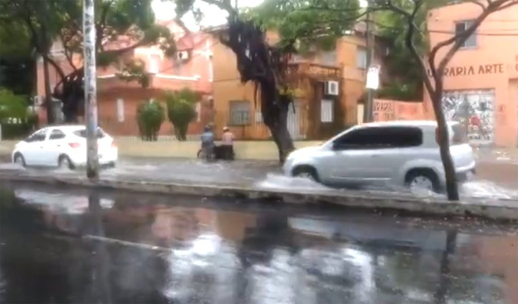 Nesta quinta (18), Fortaleza registrou o maior volume de chuva desde dezembro de 2017, com a precipitação de 57 milímetros (mm) até as 7h desta quinta; a população enfrentou transtornos nas ruas da capital, com várias vias alagadas e trânsito lento e a Defesa Civil Fortaleza registrou 4 ocorrências: uma de alagamento, uma de inundação e duas de risco de desabamento