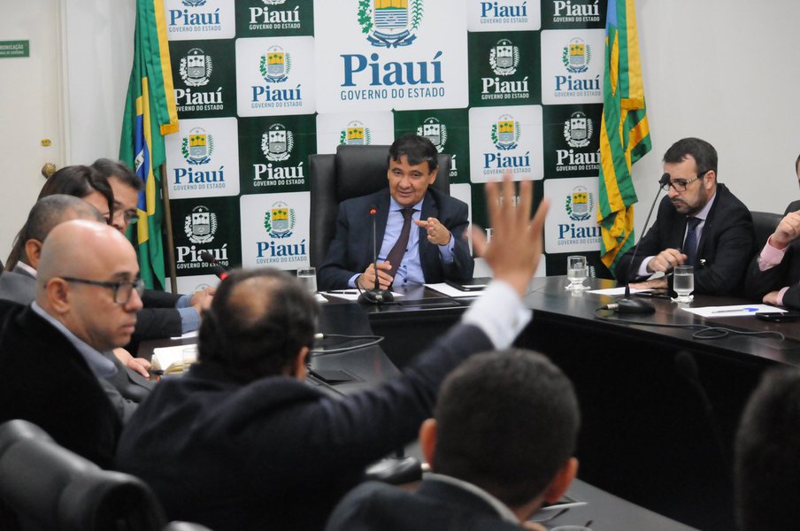 Em reunião, no Palácio de Karnak, o governador Wellington Dias recebeu representantes da Enel Green Power, multinacional que já atua no Piauí com a maior empresa de energia solar da América Latina e que agora amplia seus investimentos para os municípios de Lagoa do Barro e São Gonçalo do Gurguéia; foi apresentado o potencial de geração elétrica de novos investimentos e discutida a parceria para a capacitação de pessoal e infraestrutura necessárias; na região de Lagoa do Barro a produção regulada é 510 megawatts e em São Gonçalo do Gurguéia, 308 MW; juntos, os novos investimentos da empresa multinacional chegam a aproximadamente R$ 10 bilhões