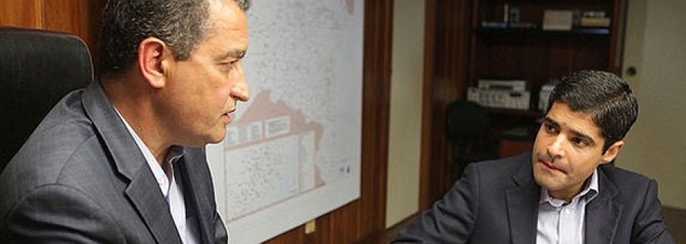 As críticas do prefeito de Salvador, ACM Neto (DEM), foram dirigidas ao mesmo tempo contra o governador Rui Costa (PT), o ex Jaques Wagner (PT) e o senador Otto Alencar (PSD); o discurso adotado pelo prefeito tirou qualquer dúvida sobre se ele será ou não candidato ao governo em 2018 e foi entendido como o tom que ele seguirá na campanha; os três criticados reagiriam quase que imediatamente aos ataques; Rui, por exemplo, disse que Neto não mede esforços para prejudicar sua administração, aproveitando-se da boa relação que mantém com o presidente Michel Temer