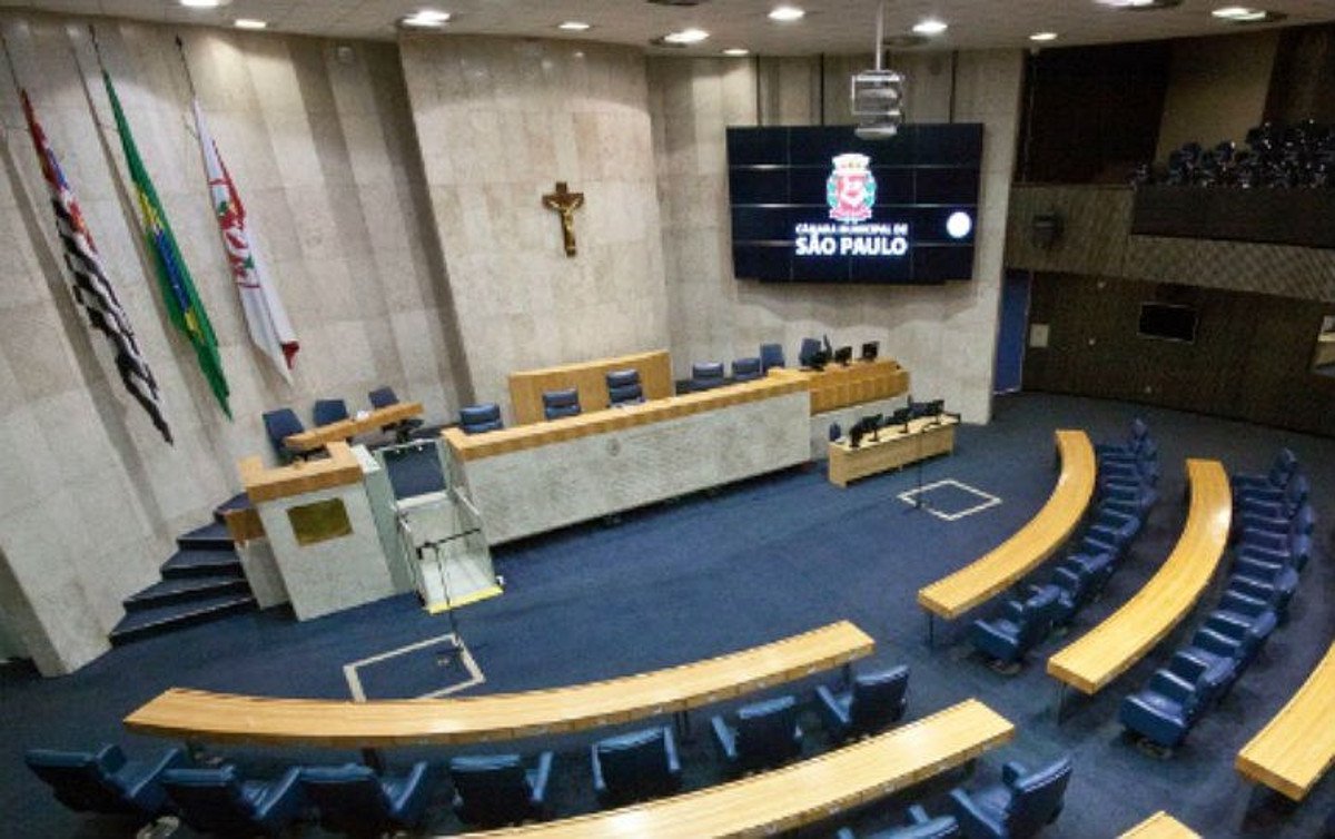 Vereadores de São Paulo criticaram a excessiva burocratização e os custos elevados em processos de fiscalização, afirmando que a burocracia não pode tornar ainda mais custosas as ações do Executivo - quando deveria acontecer exatamente o oposto; o Tribunal de Contas do Município foi classificado como um órgão de baixíssima transparência, caro, e serve para acomodar indicações políticas que passam a contar até mesmo com cargos vitalícios, em alguns casos