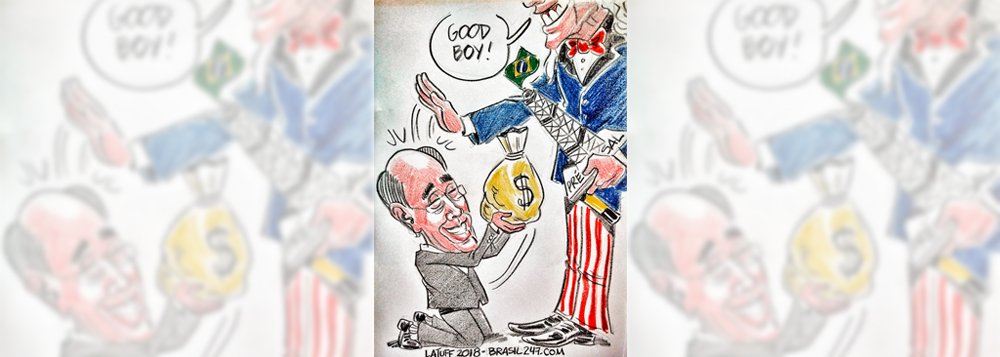 Chargista Carlos Latuff retrata nesta sexta-feira, 5, a decisão do presidente da Petrobras, Pedro Parente, de fechar acordo no qual pagará R$ 10 bilhões a investidores americanos por supostas perdas decorrentes das revelações de corrupção na Petrobras; em charge exclusiva para o 247, Latuff mostra Parente de joelhos, entregando um saco de dinheiro ao Tio Sam, que já segura uma plataforma de petróleo brasileira, numa crítica à venda, por preços irrisórios, de campos do pré-sal