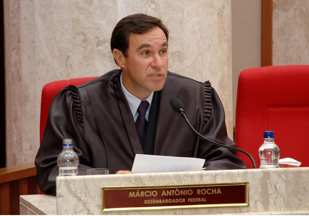 Hoje desembargador no TRF 4, Márcio Antonio Rocha vendeu ao juiz Sergio Moro, em 2002, seu atual apartamento de 256 metros no valor de R$ 173,9 mil à época; segundo o jornalista Kiko Nogueira, do DCM, em 1999 Rocha "deu voz de prisão no Aeroporto Internacional Afonso Pena a uma auditora que se recusou a liberar uma caixa contendo taças de cristal, importadas da Suécia, e a suspensão do pagamento do imposto"