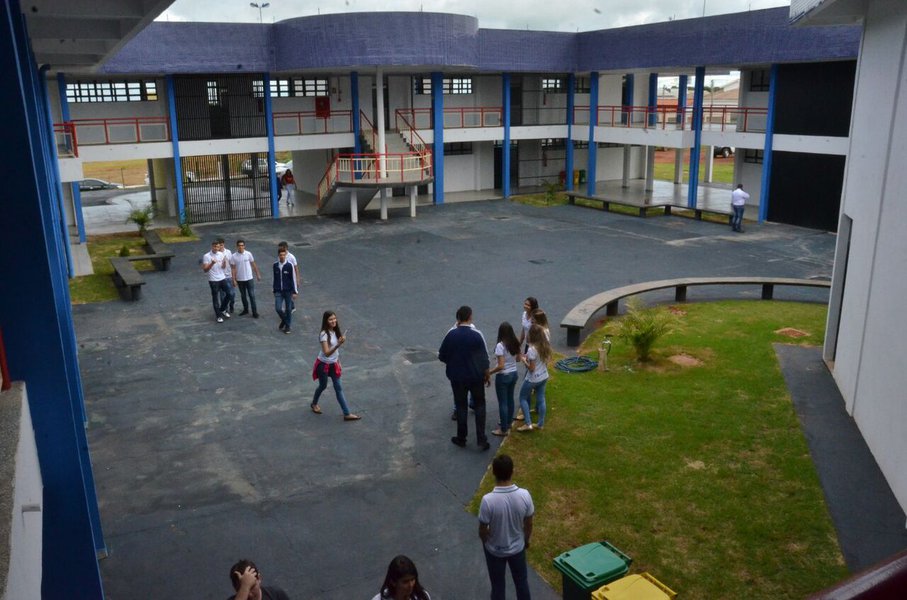 O governador Marconi Perillo entregou à comunidade estudantil de Itaberaí e cidades vizinhas a nova sede do câmpus da Universidade Estadual de Goiás (UEG), nesta sexta-feira (26), solucionando as limitações de infraestrutura tecnológica da instituição no município; além de inaugurar o novo prédio, um dos mais modernos da instituição no Estado, Marconi autorizou a construção do Instituto Tecnológico de Educação (Itego) no município e afirmou que o Governo do Estado vai assumir a obra de construção do Anel Viário de Itaberaí