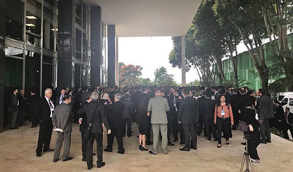 Magistrados, promotores e procuradores federais entregaram abaixo-assinado à ministra Cármen Lúcia e à procuradora-geral, Raquel Dodge, para que "resgatem o valor histórico da irredutibilidade dos subsídios"; os integrantes do Judiciário querem manter seus penduricalhos, como auxílio-moradia, inclusive para quem tem residência própria na cidade