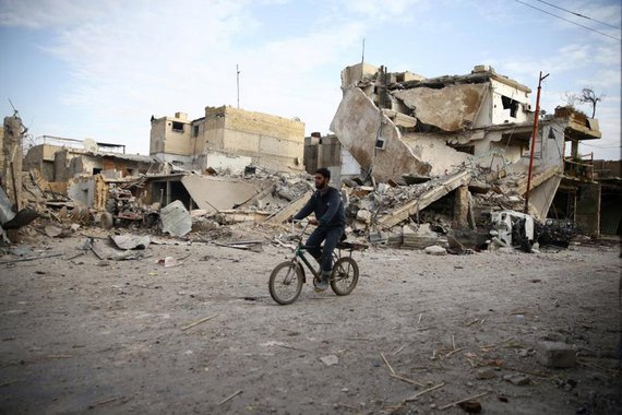 Combates foram registrados no distrito sírio de Ghouta nesta terça-feira, disse a Organização das Nações Unidas (ONU), apesar de um cessar-fogo de cinco horas convocado pela Rússia, aliada do presidente da Síria, Bashar al-Assad; "Temos relatos nesta manhã de que há combates contínuos no leste de Ghouta", disse o porta-voz humanitário da ONU, Jens Laerke, a repórteres em Genebra. "Claramente a situação no terreno não permite que comboios possam ir ou que retiradas médicas possam ocorrer"