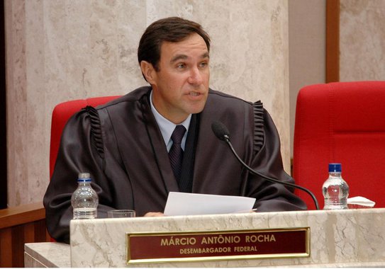 Hoje desembargador no TRF 4, Márcio Antonio Rocha vendeu ao juiz Sergio Moro, em 2002, seu atual apartamento de 256 metros no valor de R$ 173,9 mil à época; segundo o jornalista Kiko Nogueira, do DCM, em 1999 Rocha "deu voz de prisão no Aeroporto Internacional Afonso Pena a uma auditora que se recusou a liberar uma caixa contendo taças de cristal, importadas da Suécia, e a suspensão do pagamento do imposto"