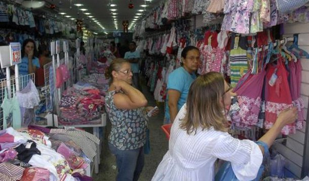 Depois de ligeira estabilização em novembro, o Índice de Confiança do Comércio (Icom) avançou 2,4 pontos em dezembro, para 94,8 pontos, atingindo o maior nível desde julho de 2014 (95,8 pontos), na série dessazonalizada; em médias móveis trimestrais, o índice subiu 1,8 ponto pelo quarto mês consecutivo; as informações fazem parte da Sondagem do Comércio e foram divulgadas pelo Instituto Brasileiro de Economia (Ibre) da FGV; os dados indicam que a alta do Icom de novembro para dezembro ocorreu em 8 dos 13 segmentos pesquisados