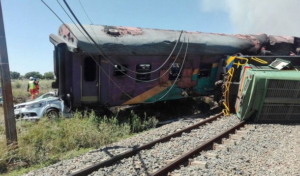 Um trem de passageiros descarrilou e colidiu com um caminhão, deixando 14 mortos e dezenas de feridos, na província de Free State, na África do Sul, disse uma autoridade do serviço ferroviário nesta quinta-feira; "Ainda não está confirmado, mas o número de mortes por enquanto está em 14", disse Daisy Daniel, porta-voz da agência ferroviária de viagens de longa distância Shosholoza Mey