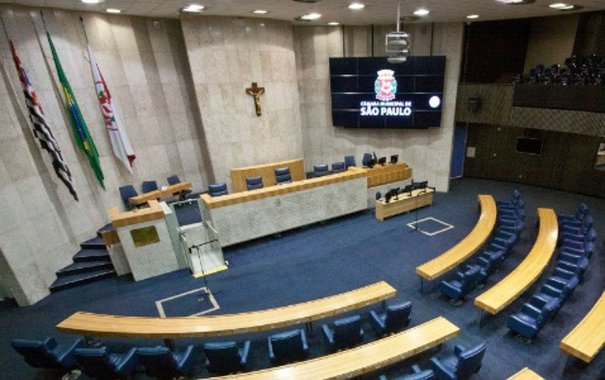 Vereadores de São Paulo criticaram a excessiva burocratização e os custos elevados em processos de fiscalização, afirmando que a burocracia não pode tornar ainda mais custosas as ações do Executivo - quando deveria acontecer exatamente o oposto; o Tribunal de Contas do Município foi classificado como um órgão de baixíssima transparência, caro, e serve para acomodar indicações políticas que passam a contar até mesmo com cargos vitalícios, em alguns casos