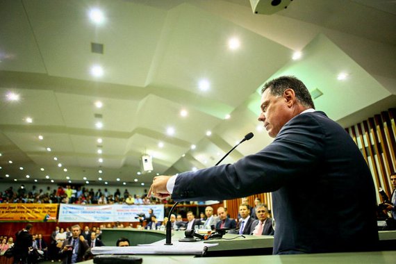 O governador Marconi Perillo afirmou na reabertura dos trabalhos da Assembleia Legislativa, que passará o comando do Governo de Goiás para o vice José Eliton, no dia 7 de abril, deixando marcas históricas na gestão do Estado e um lado capaz de continuar transformando a vida dos goianos; “Estou disposto a sempre vir à Assembleia para defender meu legado e honra, quantas vezes for necessário”, disse Marconi; discurso do governador foi marcado pela reação aos ataques do deputado José Nelto, que fez o pronunciamento em nome da oposição
 