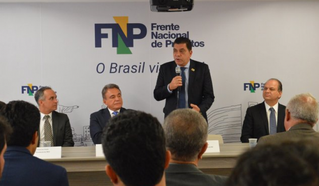 A Frente Nacional de Prefeitos se mobiliza para que o Congresso derrube o veto de Michel Temer ao Refis do Simples para micro e pequenas empresas; segundo Carlos Amastha, presidente interino da FNP, a medida pode afetar cerca de 4,8 milhões de empresários, que podem voltar à informalidade