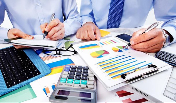 Dados do Indicador de Inadimplência de Pessoa Jurídica, medido pelo Serviço de Proteção ao Crédito (SPC Brasil) e pela Confederação Nacional de Dirigentes Lojistas (CNDL), mostraram que o número de empresas com contas em atraso e registradas como devedoras aumentou 3,71% em novembro, comparado ao mesmo mês do ano passado, quando essa variação foi de 6,8%; na comparação com outubro houve crescimento de 0,53%