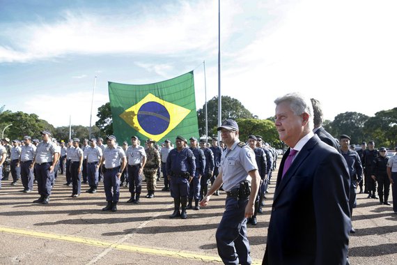 O governo do Distrito Federal promoveu 1.997 policiais militares do Distrito Federal — 1.905 praças e 92 oficiais; em solenidade no Pátio da Academia da Polícia Militar, o chefe do executivo Rodrigo Rollemberg efetivou a graduação para subtenentes, primeiros, segundos e terceiros-sargentos e cabos; "É um reconhecimento à dedicação desses policiais. Vai permitir que eles estejam mais motivados nas ruas, levando segurança à população de Brasília", disse
 