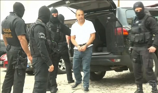 O ex-governador do Rio Sérgio Cabral (MDB) foi levado ao Instituto Médico-Legal de Curitiba nesta sexta-feira (19), acorrentado nos pés e algemado nas mãos; Cabral foi examinado antes de ser transferido para o Complexo Médico-Penal, em Pinhais, na região metropolitana de Curitiba; sua transferência foi autorizada pelo juiz Sergio Moro, que atendeu a um pedido do Ministério Público Federal