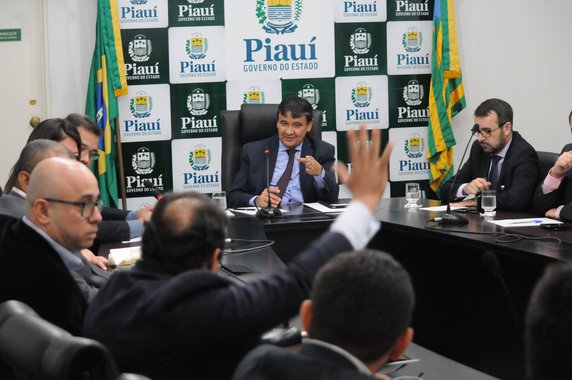Em reunião, no Palácio de Karnak, o governador Wellington Dias recebeu representantes da Enel Green Power, multinacional que já atua no Piauí com a maior empresa de energia solar da América Latina e que agora amplia seus investimentos para os municípios de Lagoa do Barro e São Gonçalo do Gurguéia; foi apresentado o potencial de geração elétrica de novos investimentos e discutida a parceria para a capacitação de pessoal e infraestrutura necessárias; na região de Lagoa do Barro a produção regulada é 510 megawatts e em São Gonçalo do Gurguéia, 308 MW; juntos, os novos investimentos da empresa multinacional chegam a aproximadamente R$ 10 bilhões