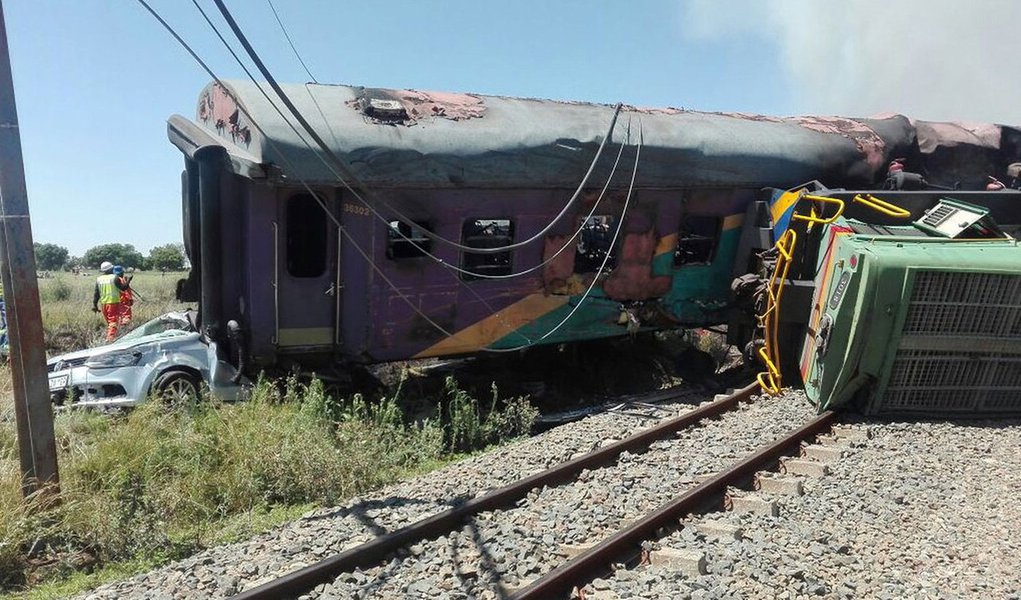 Um trem de passageiros descarrilou e colidiu com um caminhão, deixando 14 mortos e dezenas de feridos, na província de Free State, na África do Sul, disse uma autoridade do serviço ferroviário nesta quinta-feira; "Ainda não está confirmado, mas o número de mortes por enquanto está em 14", disse Daisy Daniel, porta-voz da agência ferroviária de viagens de longa distância Shosholoza Mey
