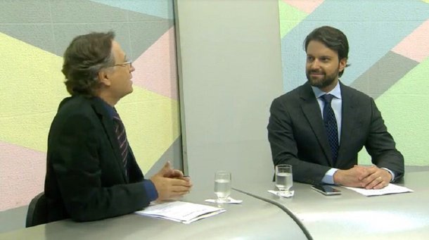 Em sua participação no programa Roda de Entrevista, veiculado na noite desta segunda-feira pela nova Televisão Brasil Central (TBC), o ministro das Cidades, Alexandre Baldy, deixou em aberto a possibilidade de ser candidato a governador neste ano; ministro afirmou que seria precipitado tomar decisões antes do fechamento da janela partidária - que permitirá aos parlamentares trocarem de partido entre os dias 6 de março e 6 de abril sem correrem o risco de perder o mandato - e antes da definição de alianças em Goiás; disse inclusive que há o risco de pré-candidatos hoje participantes da disputa não conseguirem “manterem-se de pé” até o final deste processo pré-eleitoral