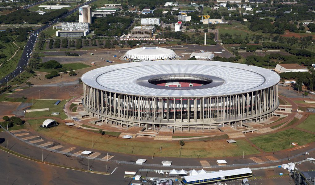 Agência de Desenvolvimento do Distrito Federal (Terracap) anunciou a suspensão temporária do edital de licitação do estádio Mané Garrincha e dos demais espaços esportivos no centro de Brasília por causa de "recomendações de melhoria por órgãos de controle" e por "solicitações de esclarecimentos de interessados em participar da licitação"; o Mané Garrincha foi construído a um custo estimado entre R$ 1,4 bilhão e R$ 1,9 bilhão, sendo o estádio mais caro da história do País