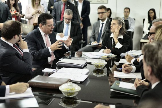 O governador Marconi Perillo participa de reunião, na manhã desta segunda-feira, com a ministra do STF, Cármen Lúcia, que está em Goiânia para avaliar a crise no sistema prisional, depois que um confronto no presídio do regime semiaberto deixou nove mortos; audiência acontece na sede do Tribunal de Justiça; Marconi mostrou a Cármen Lúcia os altos investimentos de Goiás na segurança pública, que nos últimos anos ultrapassaram a casa do R$ 1 bilhão. "Aqui em Goiás ss órgãos de segurança pública aqui em Goiás se comunicam muito bem. No ano passado, conseguimos melhorar os 12 indicadores de violência. Acredito que Goiás foi o único Estado a alcançar esse resultado", destacou o tucano