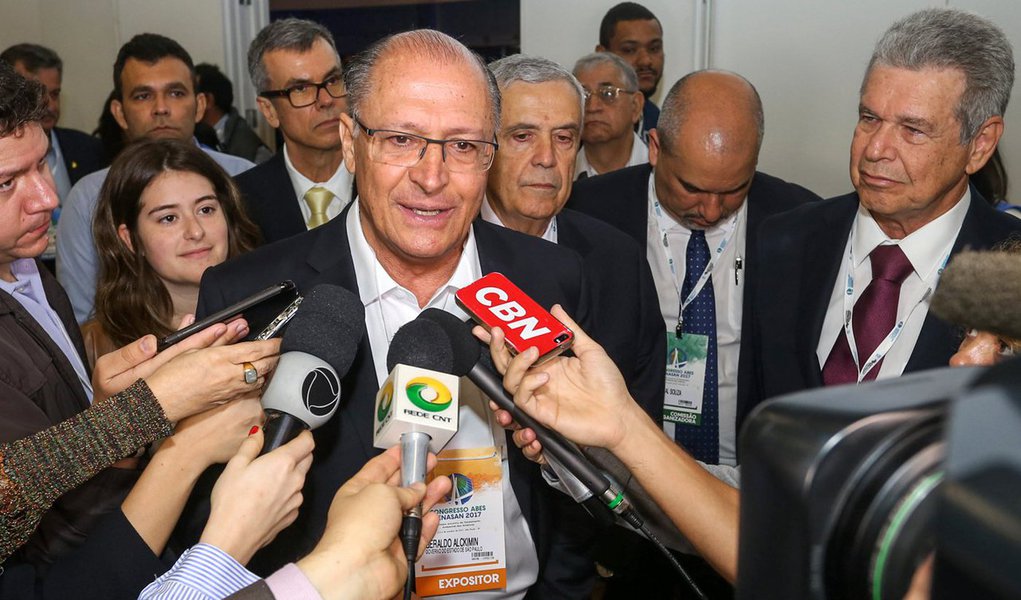 Com dificuldades de fazer acordo com Michel Temer e o DEM, o governador de São Paulo e presidenciável pelo PSDB, Geraldo Alckmin, mira partidos considerados médios para a formação de alianças, como PTB, PR, PV e Solidariedade; o tucano também tenta estreitar laços com PPS e PSB; mesmo reconhecendo o poder das redes sociais, o chefe do executivo paulista busca aumentar seu tempo de rádio e TV; o PR e o PSB, por exemplo, podem somar 45 segundo campanha tucana no rádio e na TV; pesquisa Barômetro Político Estadão-Ipsos havia apontando desgaste na imagem de Alckmin 
 