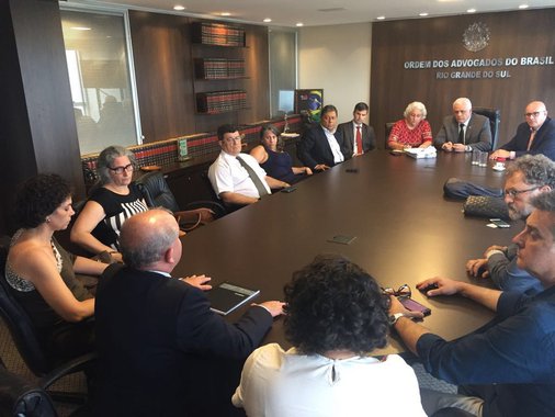 Representantes de uma comissão de advogados se reuniram nesta segunda-feira com o presidente da Ordem dos Advogados do Brasil (OAB), Ricardo Breier, 'para garantir o livre exercício da profissão' durante no julgamento do ex-presidente Lula; mais de 80 juristas se dispuseram a compor a comissão formada para representar manifestantes e assegurar que o direito à liberdade de expressão não seja violado
