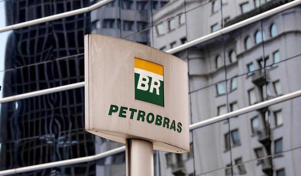 Governo enviou reclamação ao STF contra a decisão da Justiça Federal em Pernambuco que suspendeu o trecho de uma medida provisória (MP) que autorizou a União a seguir com o processo de privatização da Eletrobras;  governo alega que o juiz federal Carlos Kitner, da 6ª Vara Federal do Recife, usurpou a competência do STF ao deliberar sobre a constitucionalidade de uma MP, atribuição que seria exclusiva do Supremo