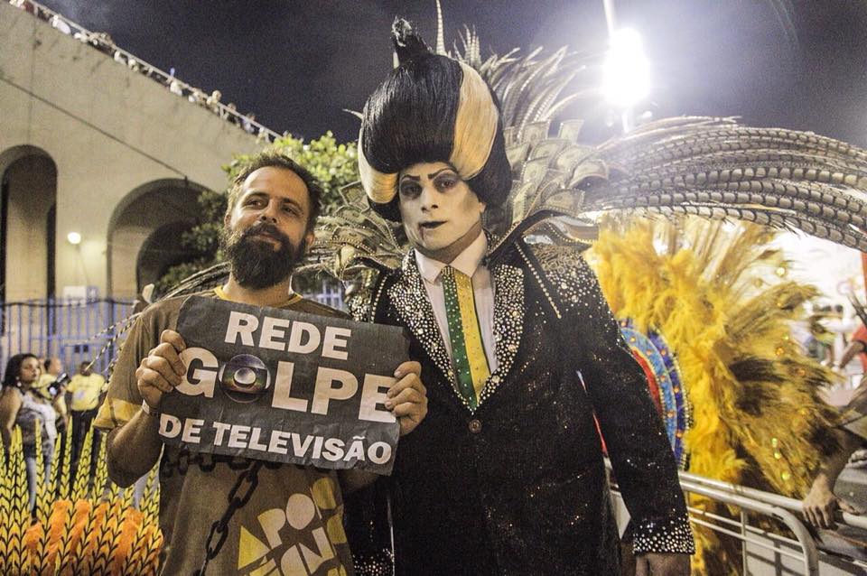 O que aconteceu com a faixa do vampiro é apenas o primeiro evento público do golpe militar no Rio de Janeiro, onde agora manda quem pode obedece quem tem juízo, como dizia o velho