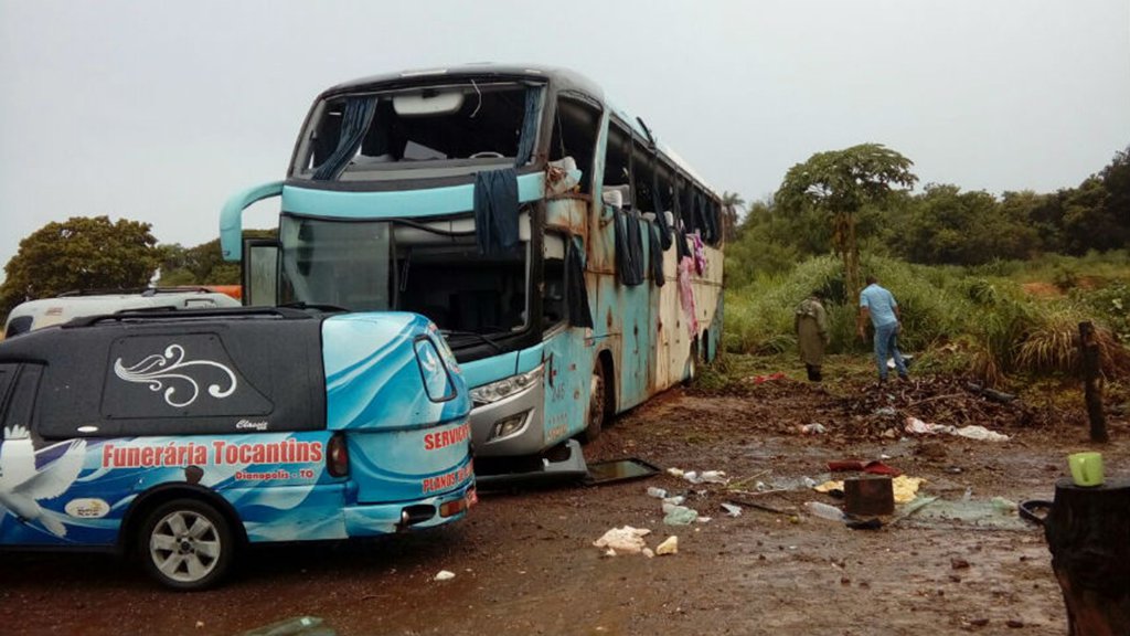 Um ônibus da empresa Real Maia que fazia a linha Barreiras (BA) a Palmas tombou numa curva da TO-040, próximo ao município de Dianópolis, na madrugada deste domingo (28), matando sete pessoas e deixando pelo menos 20 feridos; o veículo teria tido problemas nos freios
