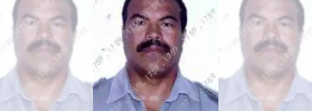 Um sargento reformado da Polícia Militar (PM) foi executado a tiros durante um assalto na noite desta quarta-feira (14), no Conjunto Graciliano Ramos, parte alta de Maceió; o sargento José Darcy dos Santos, de 55 anos, estava jogando cartas com amigos na rua quando foi surpreendido pelos assaltantes; de acordo com testemunhas, ao perceber que a vítima era um militar, os bandidos efetuaram os disparos