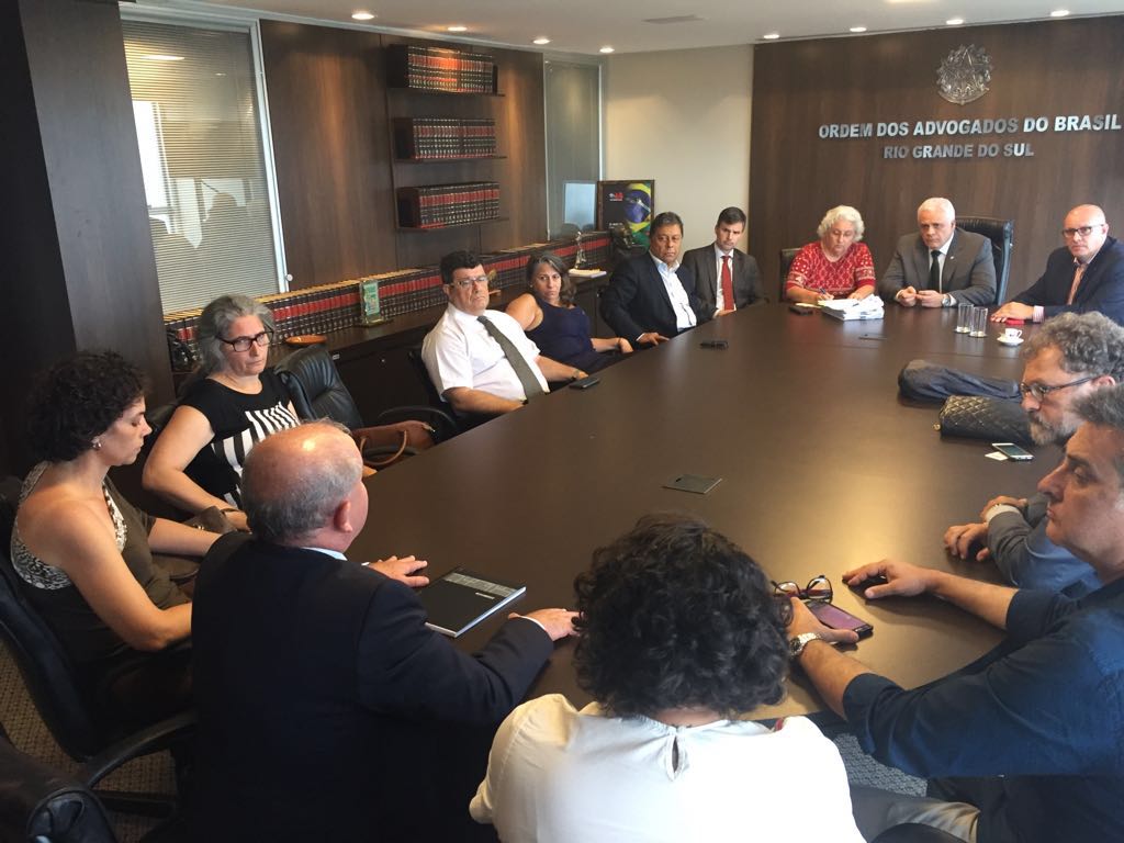 Representantes de uma comissão de advogados se reuniram nesta segunda-feira com o presidente da Ordem dos Advogados do Brasil (OAB), Ricardo Breier, 'para garantir o livre exercício da profissão' durante no julgamento do ex-presidente Lula; mais de 80 juristas se dispuseram a compor a comissão formada para representar manifestantes e assegurar que o direito à liberdade de expressão não seja violado