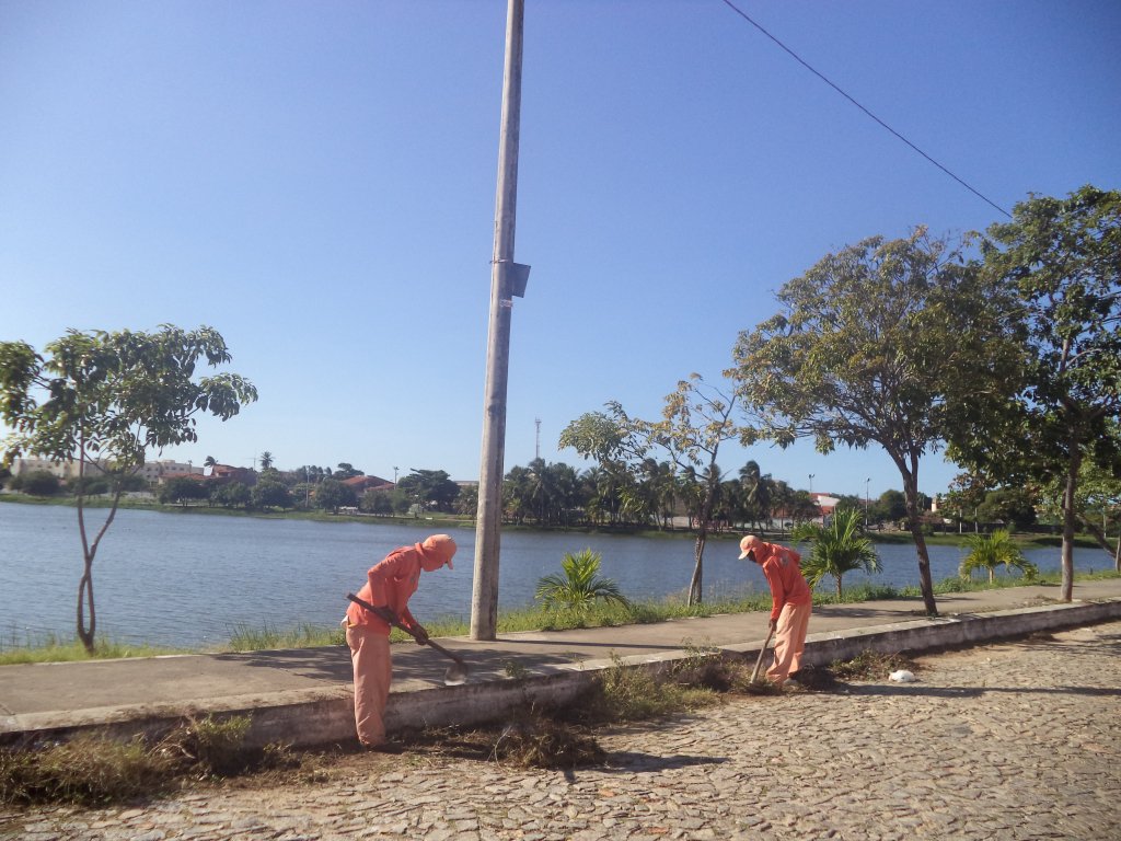 A Prefeitura de Fortaleza está promovendo nesta semana uma ação de revitalização, manutenção, limpeza e paisagismo no Parque Urbano da Lagoa da Maraponga. Estão sendo executados serviços de varrição, capinação e roço de todo o entorno da Lagoa e do calçadão, além de poda de árvores