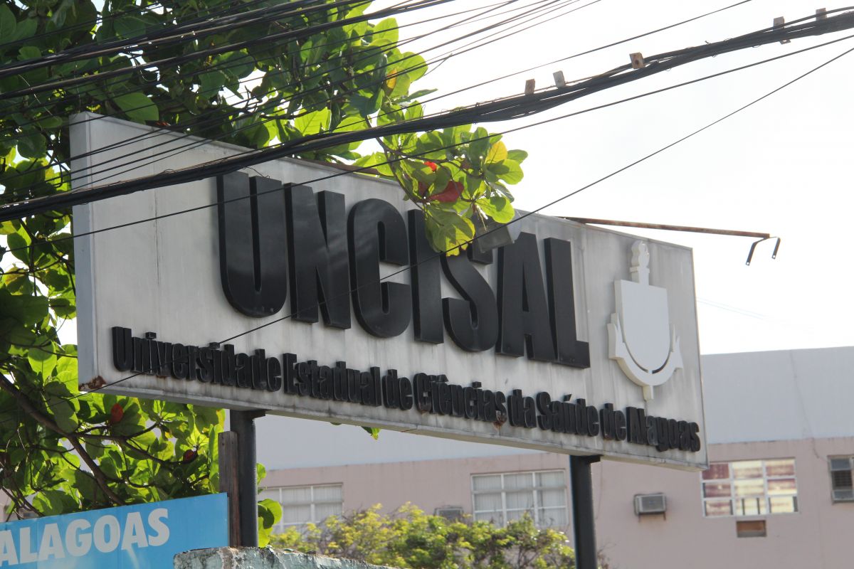 Dirigentes da Universidade Estadual de Ciências da Saúde (Uncisal), após decisão judicial, suspenderam as matrículas dos aprovados no vestibular 2018; também foi tornado nulo o resultado do vestibular até que sejam prestadas informações a respeito da divulgação de duas listas de aprovados; é que o primeiro resultado foi anulado após a empresa responsável pela realização do vestibular, o Instituto OACP, ter detectado erros nos cálculos das notas gerados por um problema técnico 