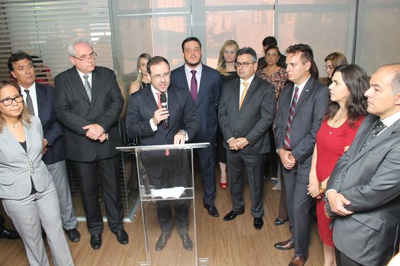 O presidente da OAB-GO, Lúcio Flávio de Paiva, fez um discurso duro nesta segunda-feira em solenidade que marcou a inauguração de salas da instituição no prédio do Tribunal Regional do Trabalho de Goiás (TRT-GO), na Capital; ele afirmou hoje que ao longo da caminhada perdeu aliados porque houve a tentativa por parte de alguns de tentar transformar a OAB numa trincheira de oposição ao governo de Goiás; “Muitos insatisfeitos ficaram pelo caminho: alguns que caminharam conosco na vitória eleitoral de 2015 e acharam que iriam transformar a OAB Goiás em trincheira política da oposição ao Governo do Estado se frustraram"